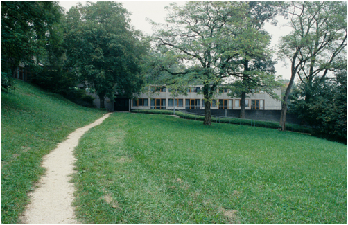 Schulgebäude aus Distanz