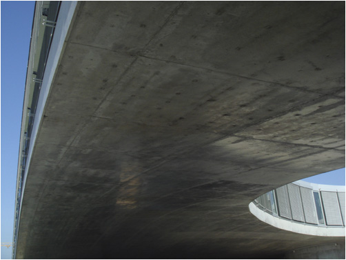 Rolex Learning Center, Boden von unten